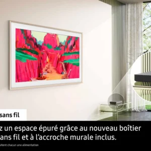 Un salon moderne présente le téléviseur SAMSUNG TQ65LS03WF fixé au mur, avec un boîtier sans fil sur une table et un texte en français en surimpression.