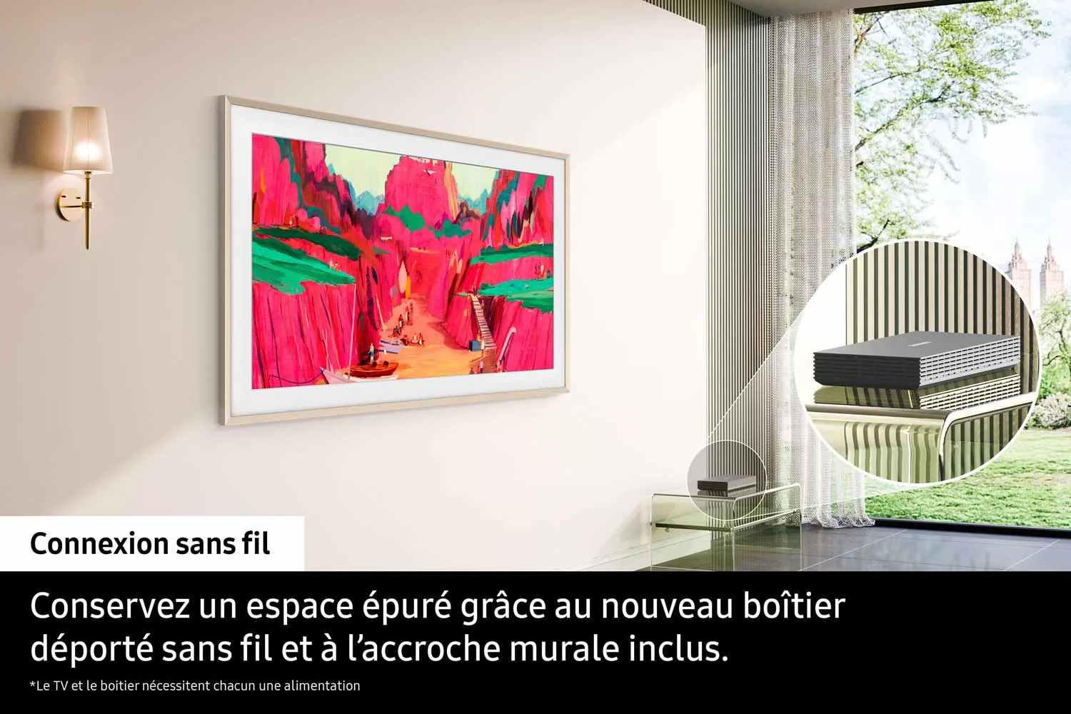 Un salon moderne présente le téléviseur SAMSUNG TQ65LS03WF fixé au mur, avec un boîtier sans fil sur une table et un texte en français en surimpression.