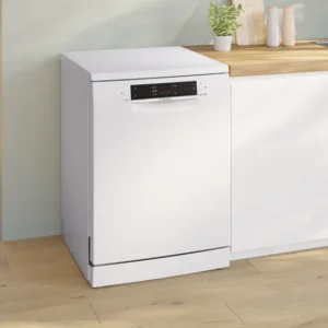 Un lave-vaisselle BOSCH SMS25AW10F se trouve à côté d'un plan de travail de cuisine blanc comprenant un comptoir en bois et un évier.