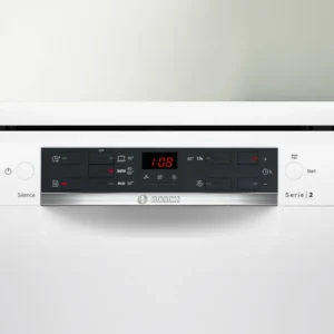 Gros plan sur le panneau de commande blanc du lave-vaisselle BOSCH SMS25AW10F avec l'écran LED affichant 1:08.