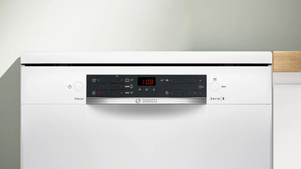 Gros plan sur le panneau de commande blanc du lave-vaisselle BOSCH SMS25AW10F avec l'écran LED affichant 1:08.