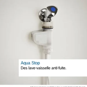 Gros plan d'un dispositif anti-fuite Aqua Stop fixé au tuyau d'un lave-vaisselle BOSCH SMS25AW10F, monté sur un mur blanc.