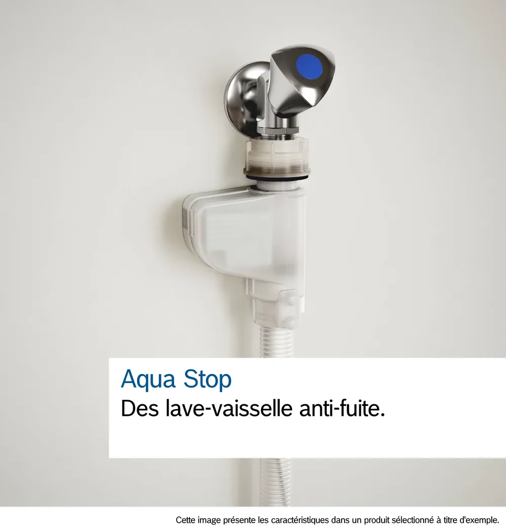 Gros plan d'un dispositif anti-fuite Aqua Stop fixé au tuyau d'un lave-vaisselle BOSCH SMS25AW10F, monté sur un mur blanc.