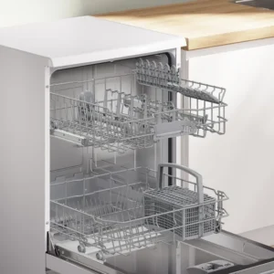 Le lave-vaisselle BOSCH SMS25AW10F trône dans une cuisine lumineuse, sa porte étant ouverte pour mettre en valeur les casiers vides et le design moderne et épuré.