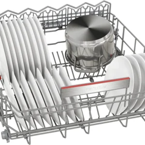 Le panier supérieur du lave-vaisselle BOSCH SMS25AW10F est rempli d'assiettes blanches et d'une grande casserole en acier inoxydable.