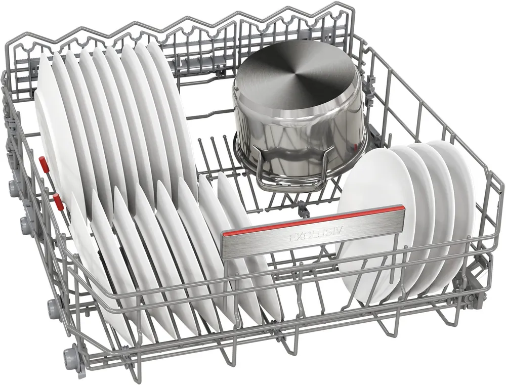 Le panier supérieur du lave-vaisselle BOSCH SMS25AW10F est rempli d'assiettes blanches et d'une grande casserole en acier inoxydable.