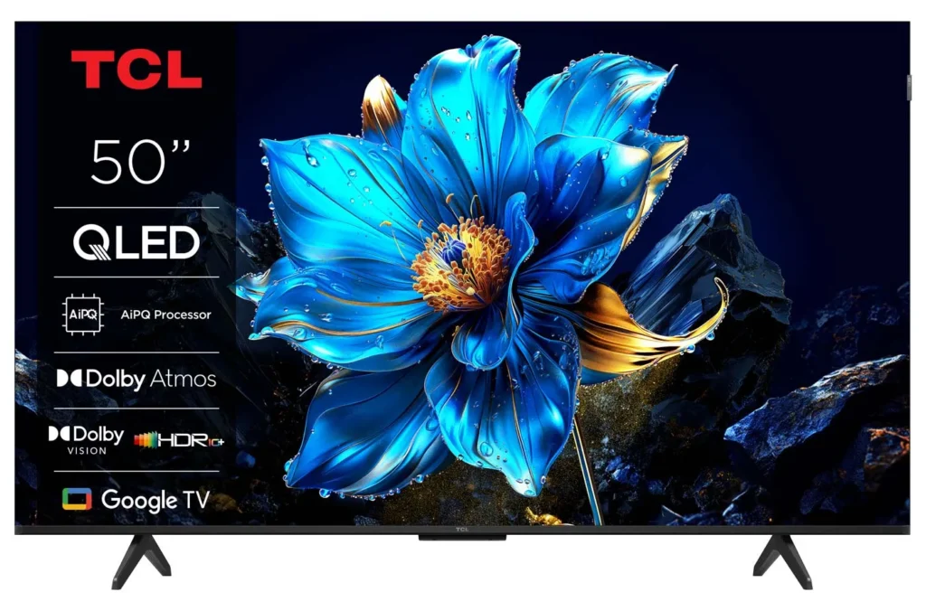 Le téléviseur QLED 50 pouces TCL 50P79K présente une fleur bleue vibrante, avec des caractéristiques clés affichées sur le côté gauche de l'écran.