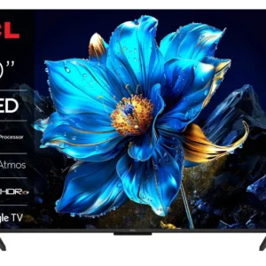 Le téléviseur QLED 50 pouces TCL 50P79K présente une fleur bleue vibrante, avec des caractéristiques clés affichées sur le côté gauche de l'écran.