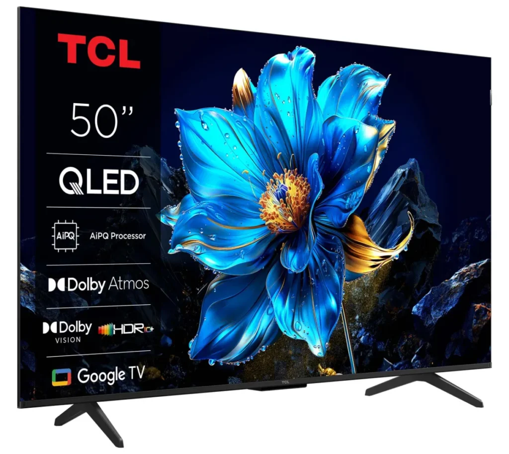 Un téléviseur TCL 50P79K 50" QLED montre une fleur bleue éclatante, avec les caractéristiques du produit affichées sur le côté gauche de l'écran.