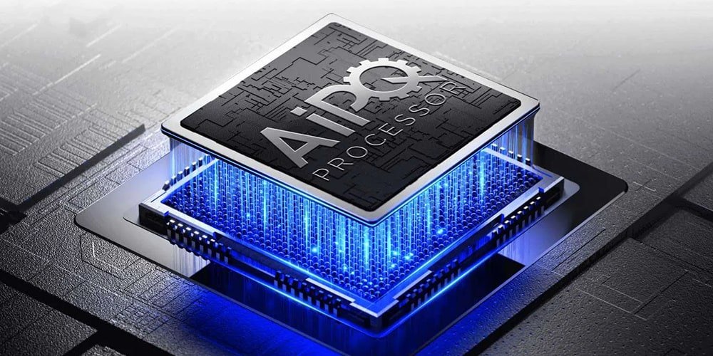 Une puce informatique lumineuse étiquetée "TCL 50P79K" émet une lumière bleue sur un fond de circuit imprimé sombre.