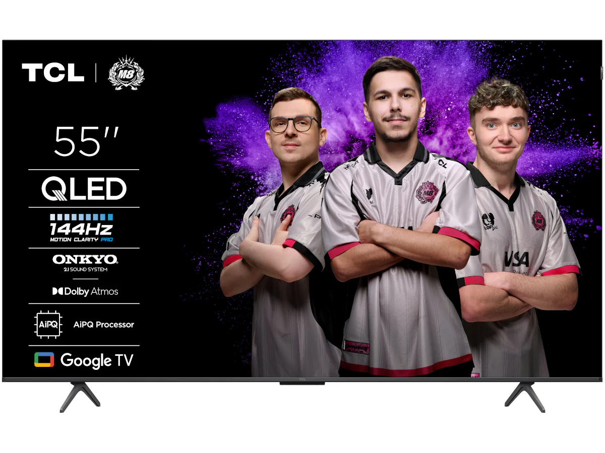 Trois jeunes hommes vêtus de maillots de sport se tiennent avec assurance devant un écran de télévision TCL 55P8K QLED qui met en avant ses caractéristiques.