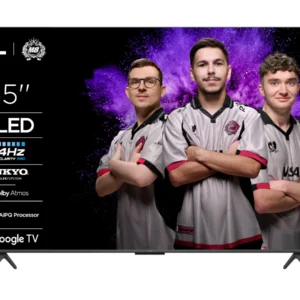 Trois jeunes hommes portant des maillots de sport assortis se tiennent avec assurance devant un écran TCL 65P8K QLED Google TV.