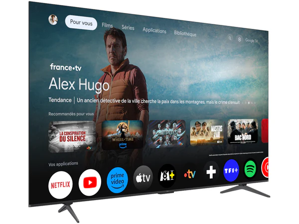 Le téléviseur intelligent TCL 65P8K affiche l'écran d'accueil en continu avec "Alex Hugo" et diverses icônes d'applications en dessous.
