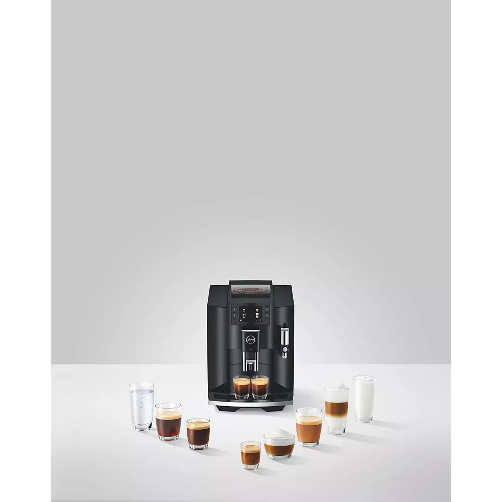 La JURA E4 PIANOBLACK (Copier) présente huit boissons à base de café dans des verres transparents sur une surface blanche.