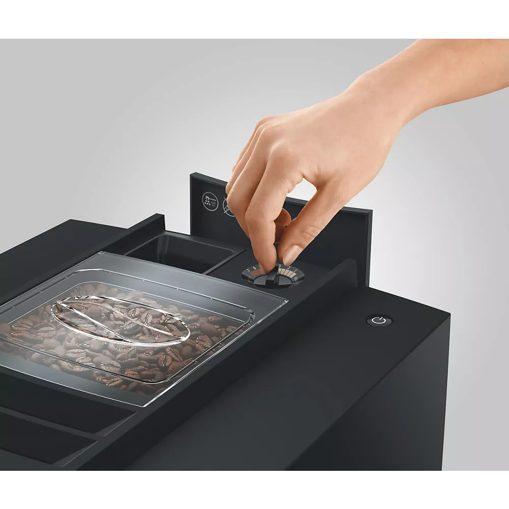 Réglage manuel de la mouture sur un JURA E4 PIANOBLACK (Copier) rempli de grains de café frais.