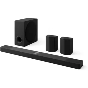 Barre de son noire LG S95TR avec caisson de basse et deux haut-parleurs arrière compacts, sur fond blanc.