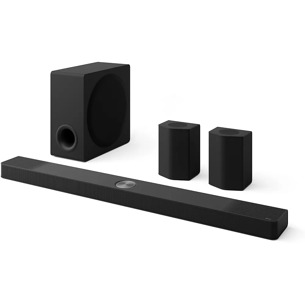 Barre de son noire LG S95TR avec caisson de basse et deux haut-parleurs arrière compacts, sur fond blanc.