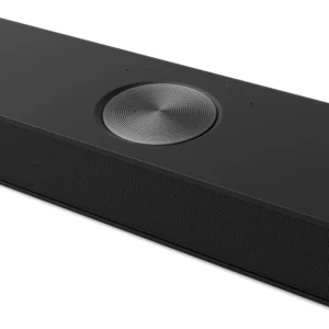 Gros plan sur la LG S95TR, une barre de son noire et élégante dotée d'une grande commande circulaire métallique sur le dessus.