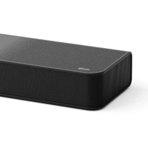 La LG S95TR est une barre de son sans fil rectangulaire et noire, dotée d'une grille perforée sur fond blanc.