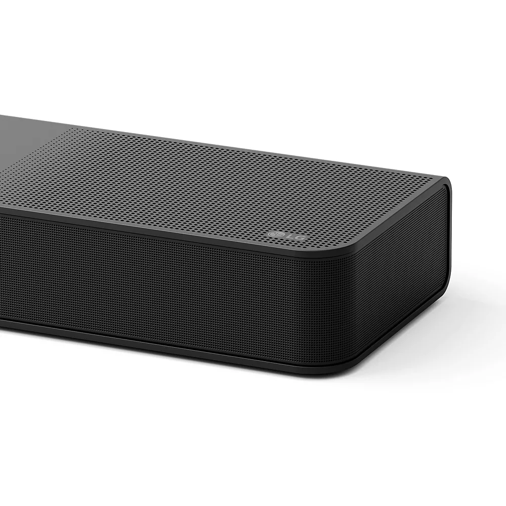 La LG S95TR est une barre de son sans fil rectangulaire et noire, dotée d'une grille perforée sur fond blanc.