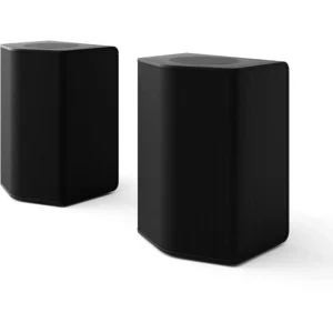 Deux haut-parleurs sans fil noirs modernes LG S95TR placés côte à côte sur un fond blanc.