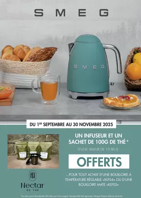 Une bouilloire SMEG de couleur sarcelle est posée sur une table avec du pain, du thé, des fruits et une offre textuelle française de 5 ans de garantie, apportant un style café chic à votre cuisine.