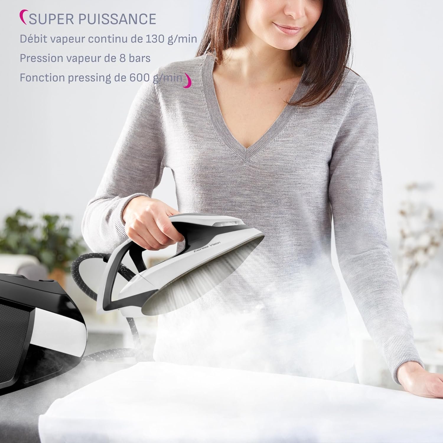Une femme repasse un linge blanc avec le fer à vapeur CALOR SV8156CO. Un texte en français met en évidence la puissance de la vapeur et les fonctions avancées de l'appareil.