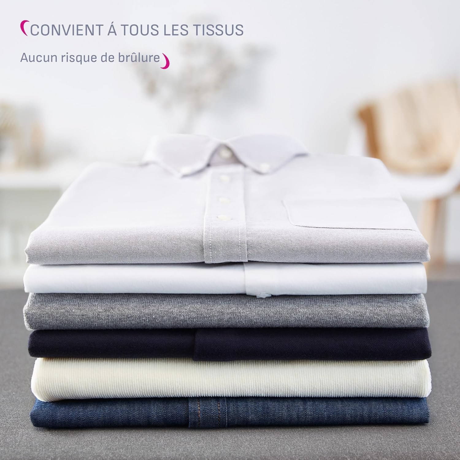 Une pile de chemises soigneusement pliées dans différentes couleurs met en valeur le CALOR SV8156CO, qui assure un repassage sûr pour tous les tissus avec un entretien optimal des vêtements.
