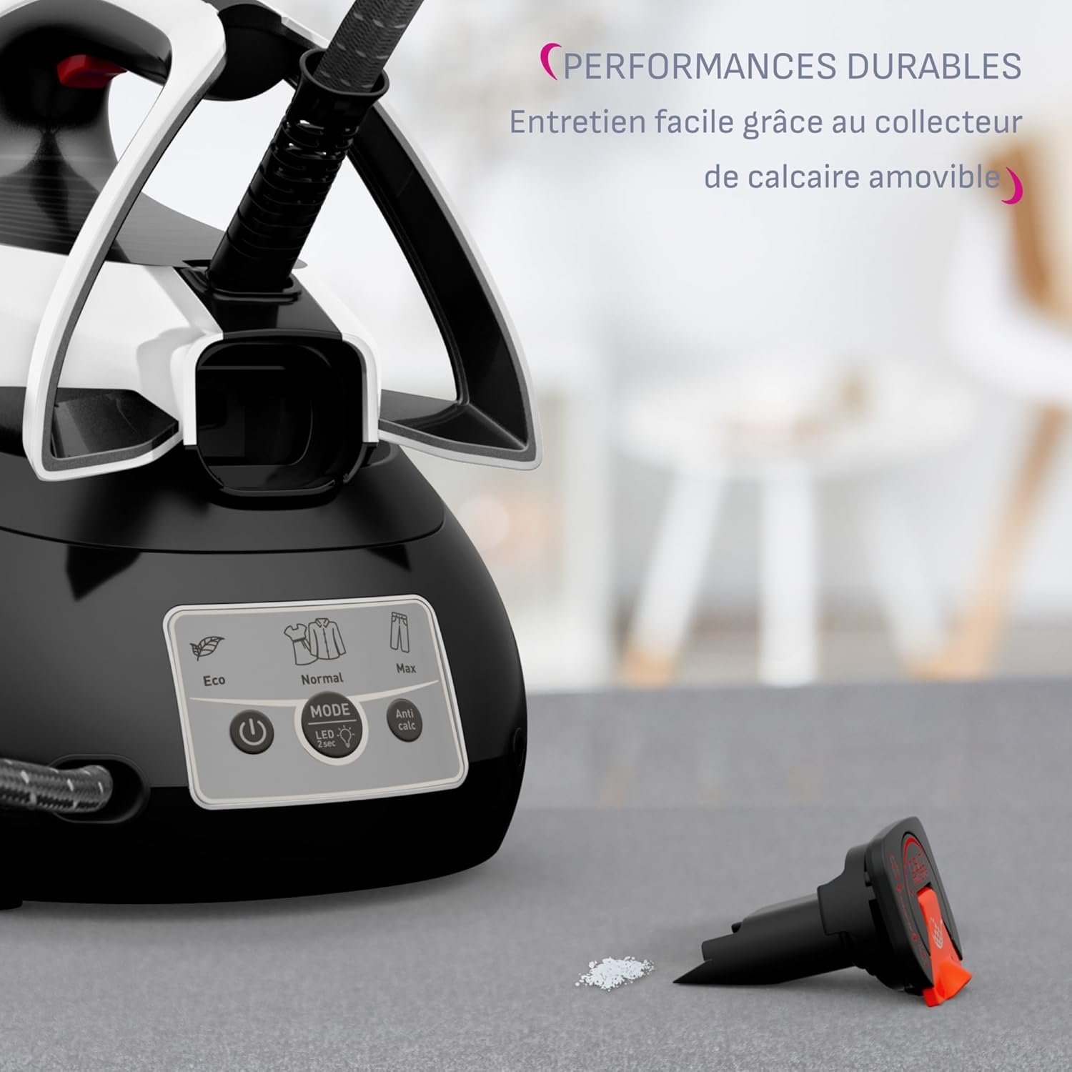 Un nettoyeur à vapeur CALOR SV8156CO avec collecteur de calcaire amovible est posé sur une table, à côté d'un texte en français soulignant sa facilité d'entretien.