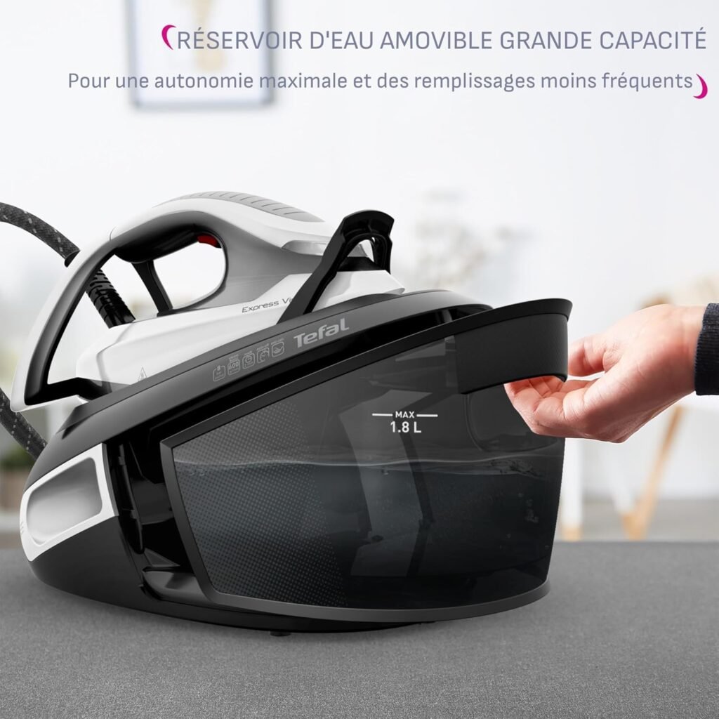 Une main retire le réservoir d'eau de 1,8 litre d'un fer à vapeur CALOR SV8156CO placé sur une surface grise.