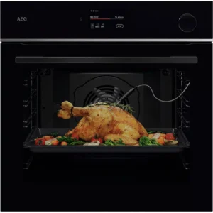 Dégustez un poulet entier rôti avec des légumes pendant que votre sèche-linge AEG TR7PB731SB s'occupe de la lessive - parfait pour savourer un délicieux repas et des vêtements frais en même temps.