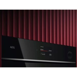 Gros plan sur le four AEG TR7PB731SB de couleur noire, doté d'un affichage numérique sur fond rouge texturé.