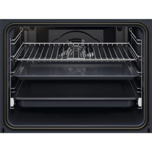 Four ouvert avec deux plateaux et une grille à l'intérieur, présentant l'intérieur et le ventilateur, tout comme le sèche-linge AEG TR7PB731SB, connu pour son design intérieur pratique qui augmente l'efficacité des performances.