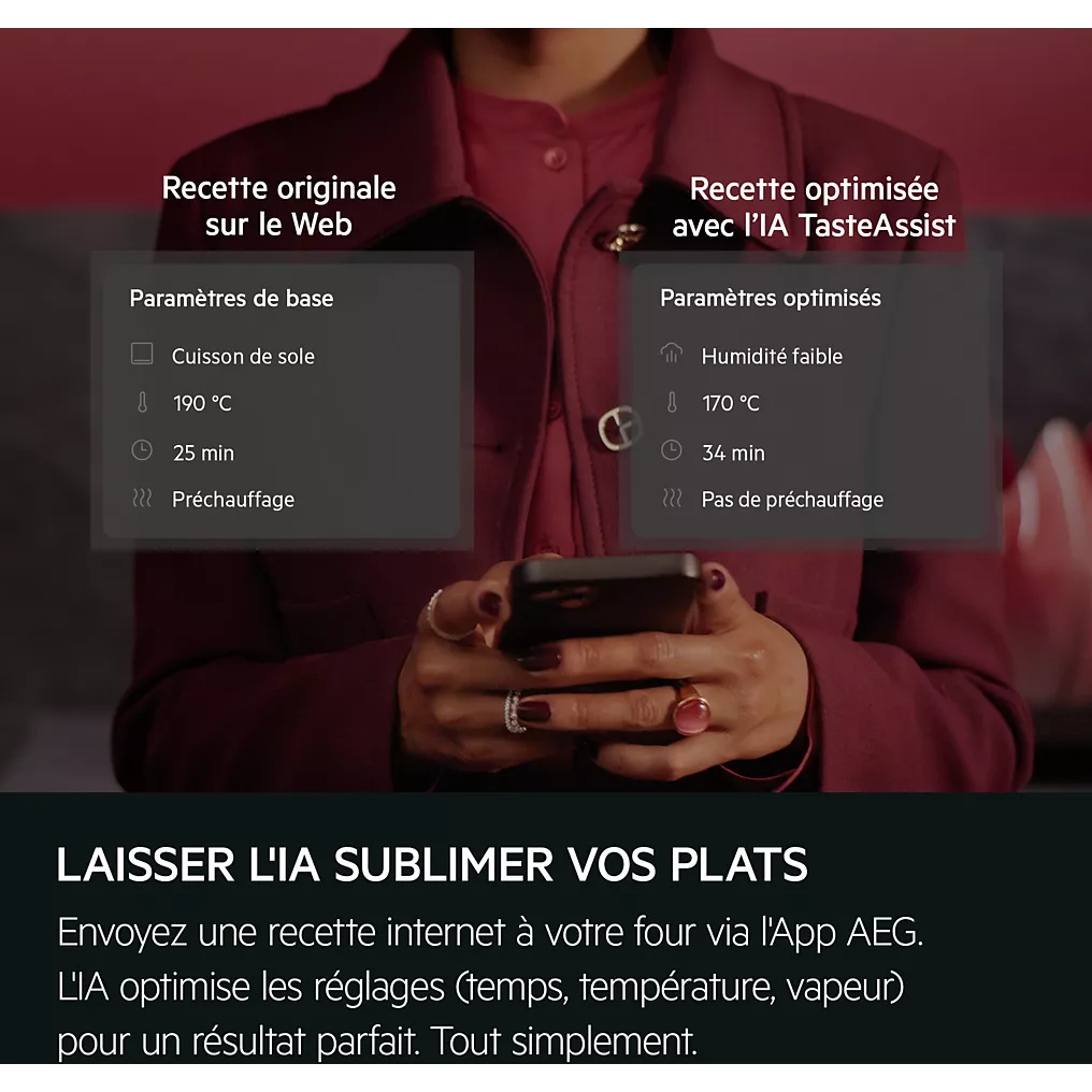 Une personne tient un smartphone montrant les paramètres de cuisson de l'AEG TR7PB731SB, mettant en évidence les fonctions d'optimisation des recettes pilotées par l'IA.