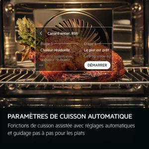Un canard entier en train de rôtir dans un four avec des réglages de cuisson automatiques affichés sur l'écran numérique de l'AEG TR7PB731SB.