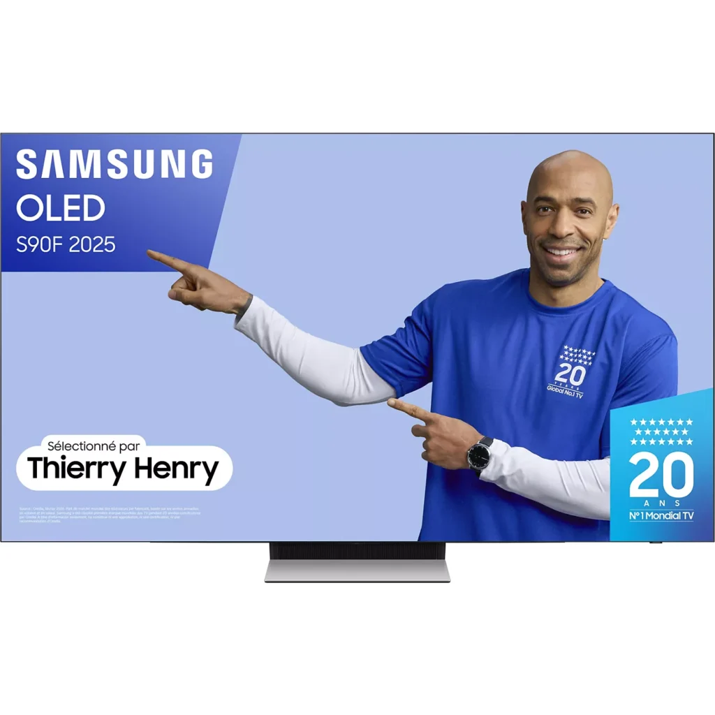 Un homme en chemise bleue montre un écran de télévision SAMSUNG TQ77S90F avec un texte promotionnel.