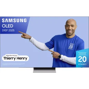 Un homme en chemise bleue montre un écran de télévision SAMSUNG TQ77S90F avec un texte promotionnel.