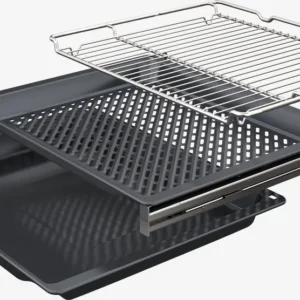 Trois plateaux de four en métal - une grille, un plateau perforé et un plateau de cuisson solide - empilés et parfaits pour une utilisation avec votre four SIEMENS HB472G0B3 ou d'autres modèles encastrables Siemens compatibles.