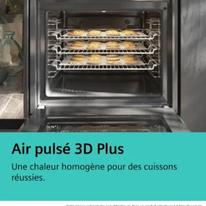 Les biscuits cuisent uniformément sur trois grilles, visibles à travers la porte ouverte du four, mettant en valeur la distribution uniforme de la chaleur et la précision du four encastrable SIEMENS HB472G0B3.
