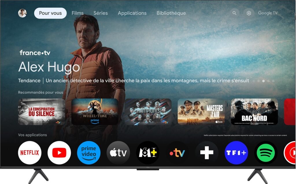 Le téléviseur TCL 75P8K affiche la page de l'émission d'Alex Hugo sur France TV, avec des icônes d'applications de streaming visibles en bas de l'écran.