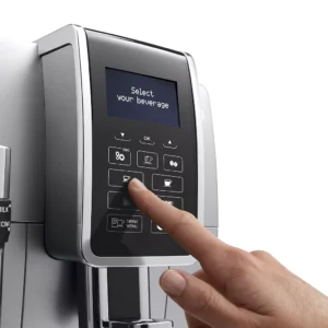 Une main appuie sur l'option "Sélectionnez votre boisson" sur l'écran tactile numérique de la machine à café DELONGHI FEB3535.SB.
