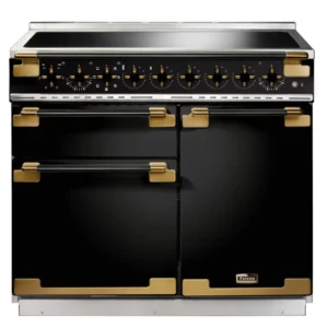 La cuisinière électrique FALCON ELS110EIGB/BE-EU présente un design noir et or audacieux, quatre portes et six boutons de commande frontaux pour une cuisson précise.