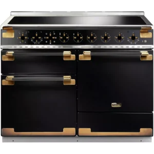 Le FALCON ELS110EIGB/BE-EU est une cuisinière noire et dorée dotée de plusieurs portes de four et de boutons de commande sur le panneau avant supérieur.