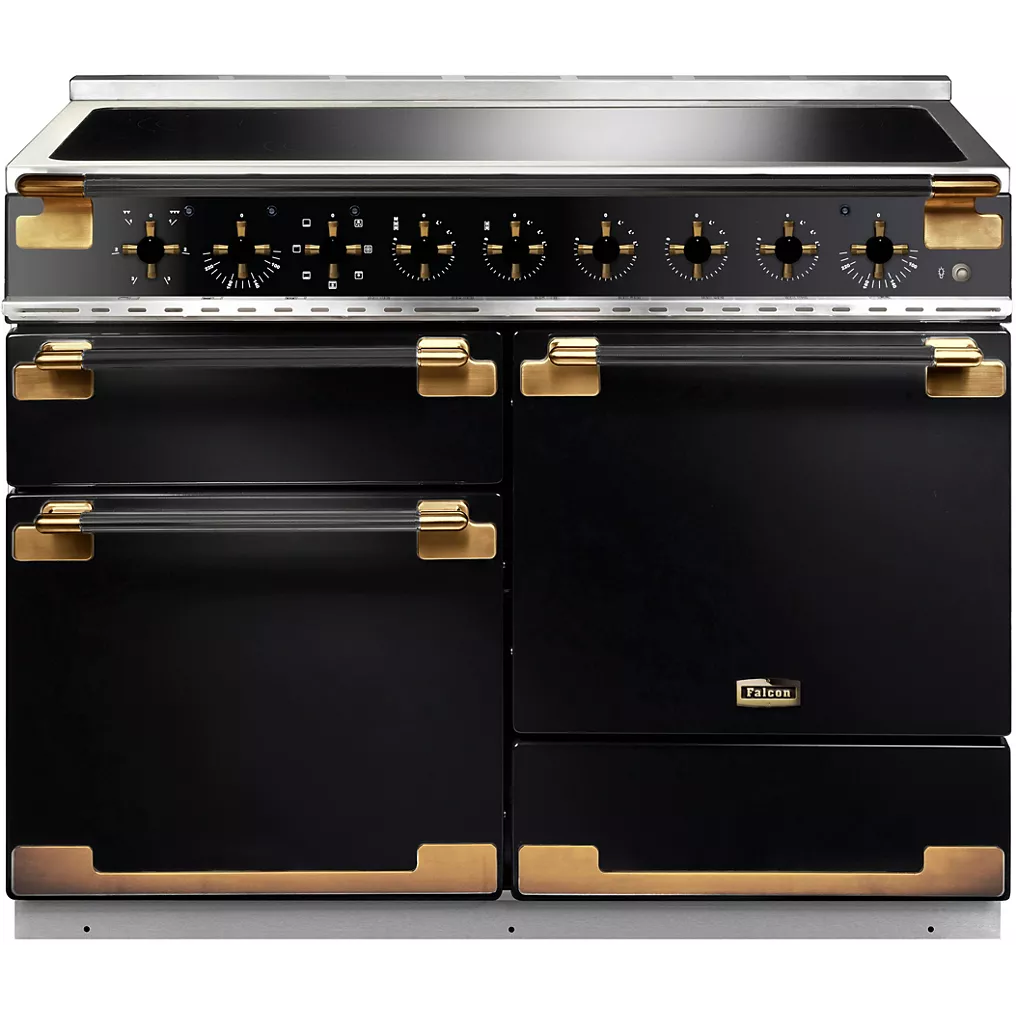 Le FALCON ELS110EIGB/BE-EU est une cuisinière noire et dorée dotée de plusieurs portes de four et de boutons de commande sur le panneau avant supérieur.