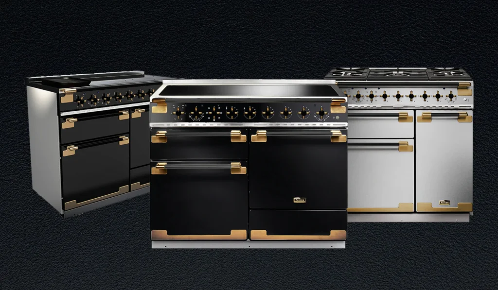La cuisinière de luxe FALCON ELS110EIGB/BE-EU aux accents dorés, proposée en noir et en argent, se détache sur un fond sombre.