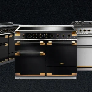 La cuisinière de luxe FALCON ELS110EIGB/BE-EU aux accents dorés, proposée en noir et en argent, se détache sur un fond sombre.