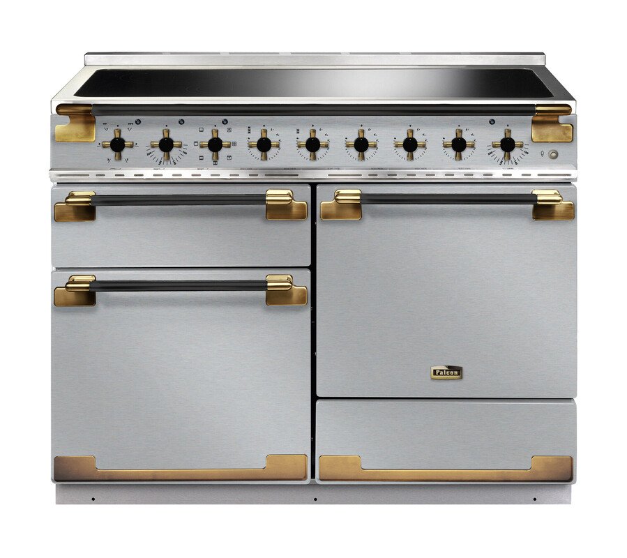 Le FALCON ELS110EIGB/BE-EU est une cuisinière à four argenté et doré dotée de plusieurs boutons, de deux fours et de deux compartiments de rangement.