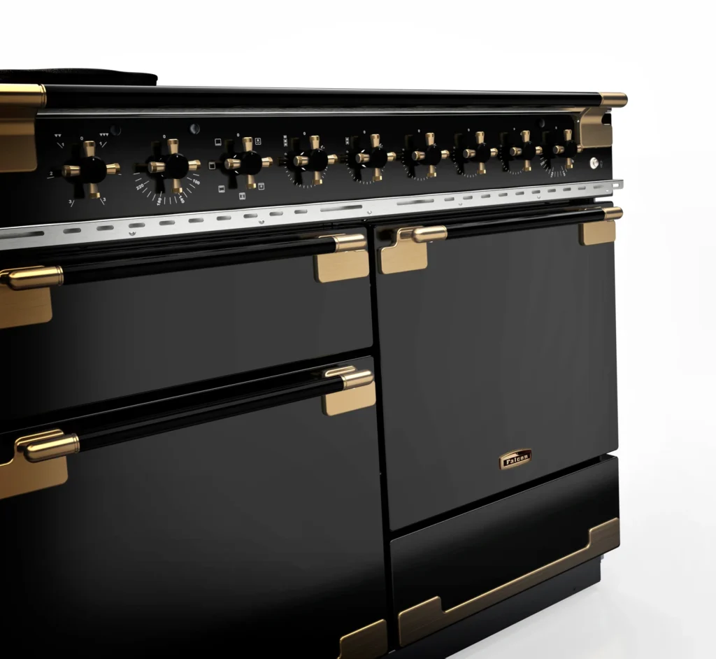 La cuisinière de luxe FALCON ELS110EIGB/BE-EU présente des finitions noires et dorées, plusieurs boutons et portes de four, magnifiquement photographiés sur un fond blanc.