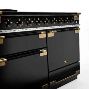 La cuisinière de luxe FALCON ELS110EIGB/BE-EU présente des finitions noires et dorées, plusieurs boutons et portes de four, magnifiquement photographiés sur un fond blanc.