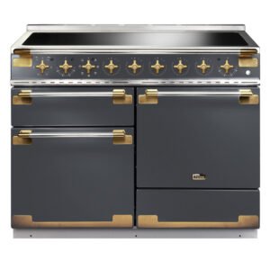 Le FALCON ELS110EIGB/BE-EU est une cuisinière noire et dorée dotée de plusieurs boutons, de fours et d'une table de cuisson plate - une addition élégante à toute cuisine.